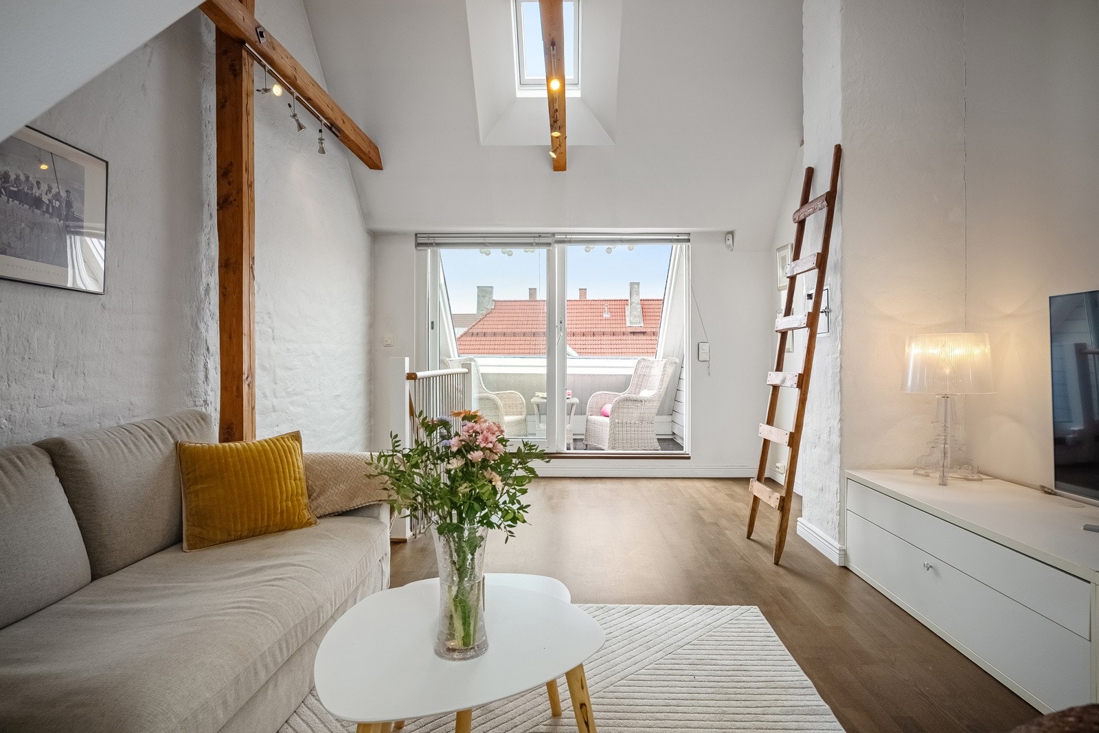 Loftsetasje: Stue med utgang til solrik vestvendt takterrasse. Galleribilde