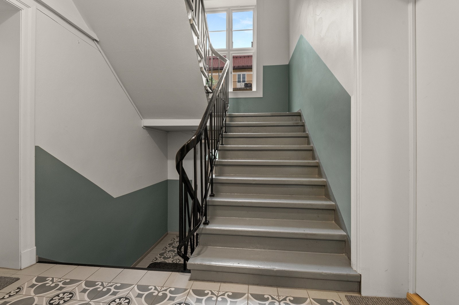 Direkte adkomst via oppgang til gårdsrommet. Vaktmester og trappevask er inkludert i fellesutgiftene. Galleribilde