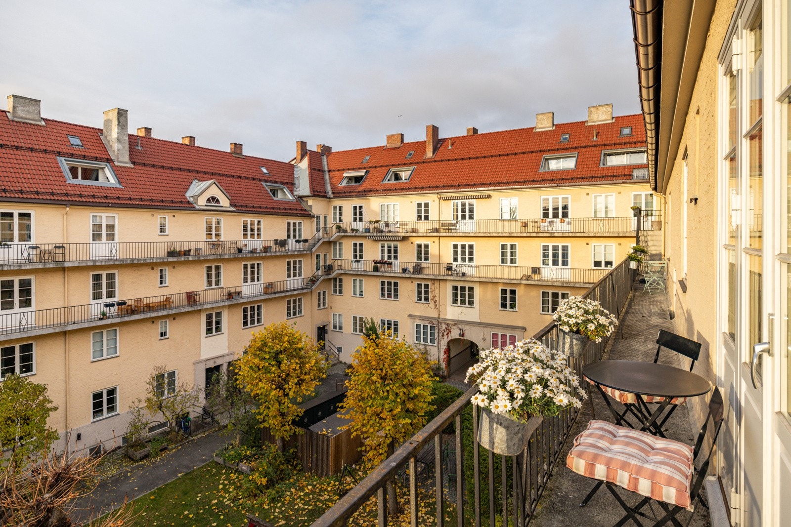 4. et: Utgang fra kjøkkenet til lufte-/brannbalkong. Galleribilde