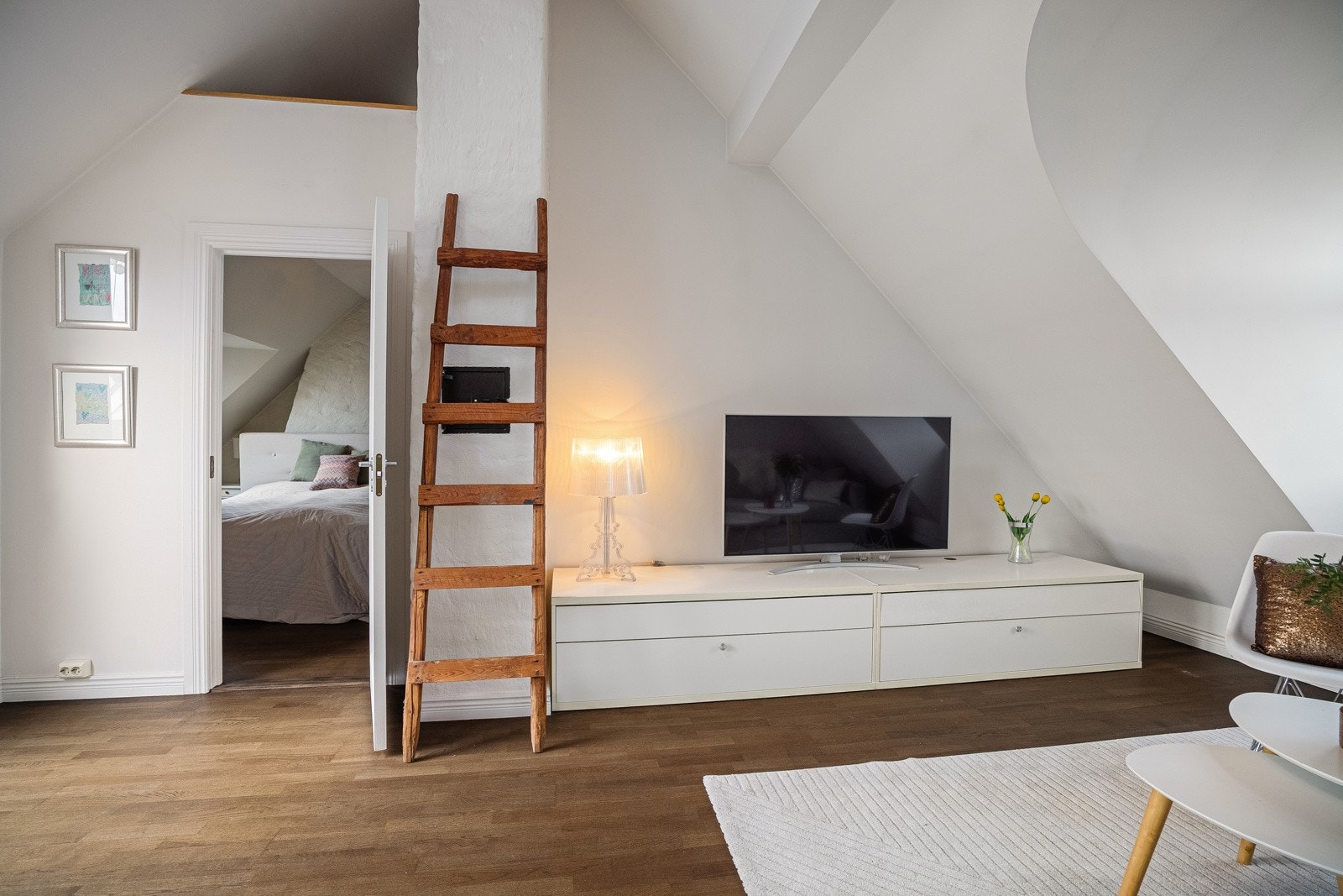 Loftsetasje: Praktisk hems for oppbevaring. Galleribilde