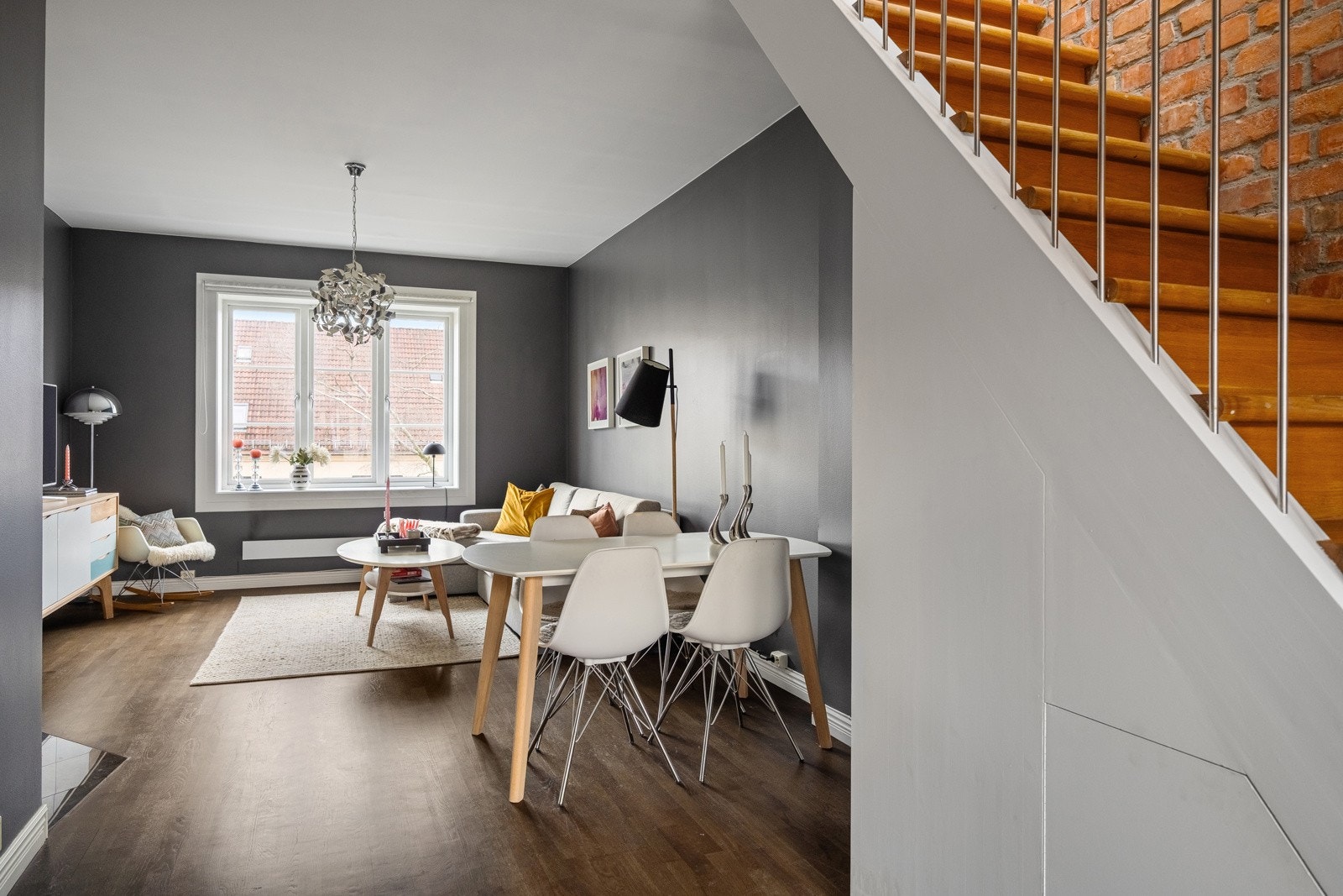 4. et: Gjennomlys kjøkken - stue og trappeadkomst til loftsetasjen. Galleribilde