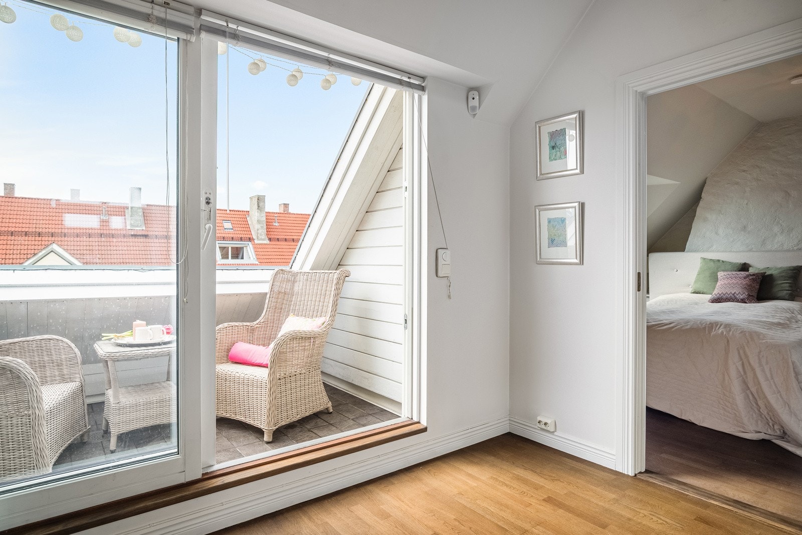 Loftsetasje: Loftstue med skyvedør ut til takterrasse. Galleribilde