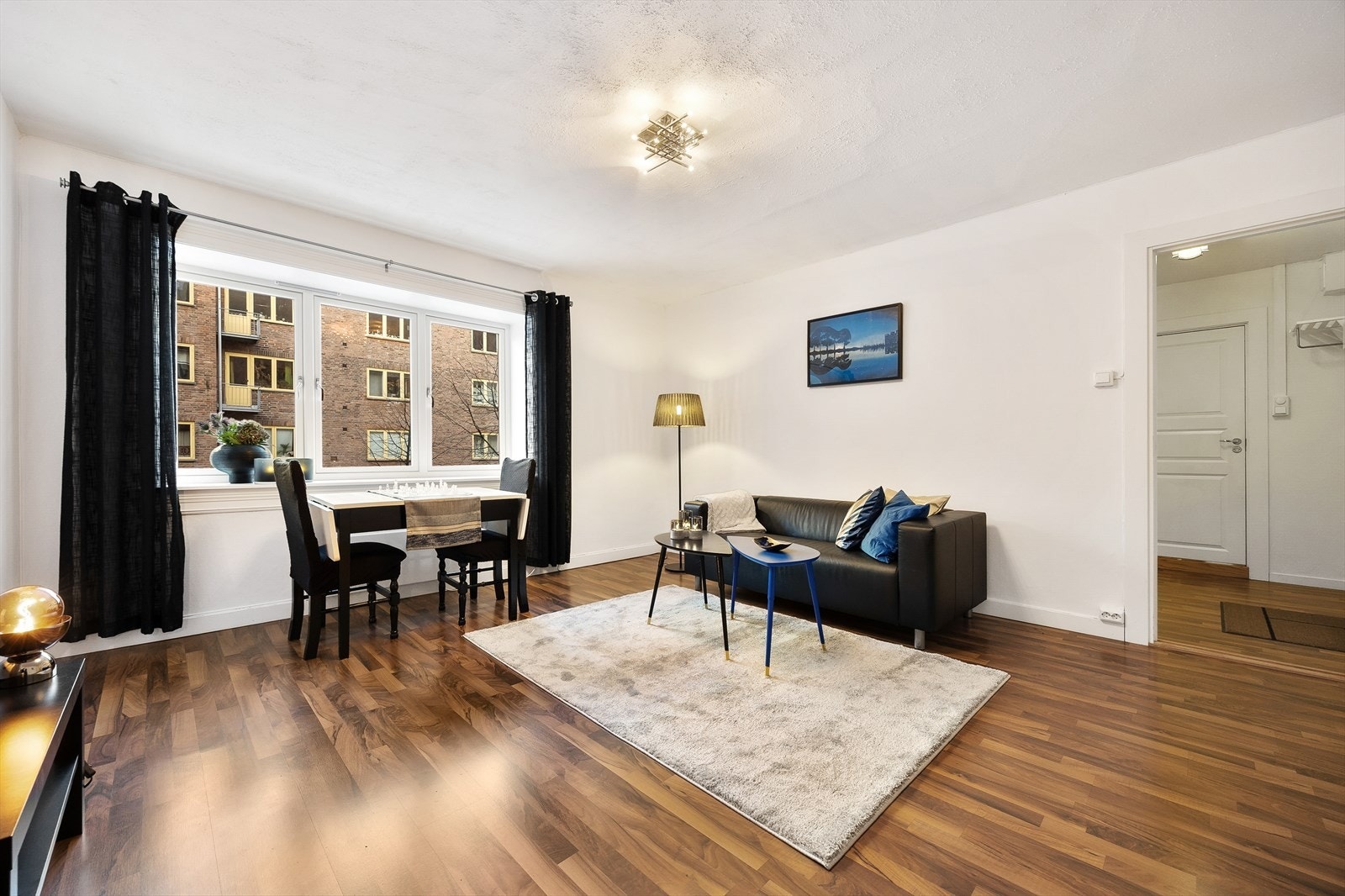 Lys og romslig stue med flere gode møbleringsmuligheter. Galleribilde