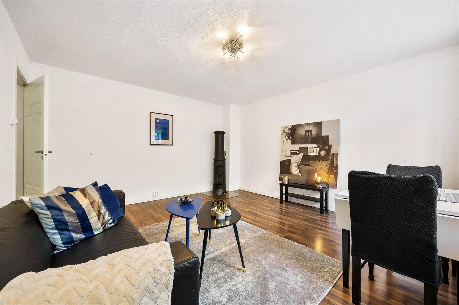 Leiligheten har en enkel adkomst i byggets 1. etasje. Det gjøres oppmerksom på at peisovnen her ikke er tilkoblet pipe og må kobles til før den kan tas i bruk Galleribilde