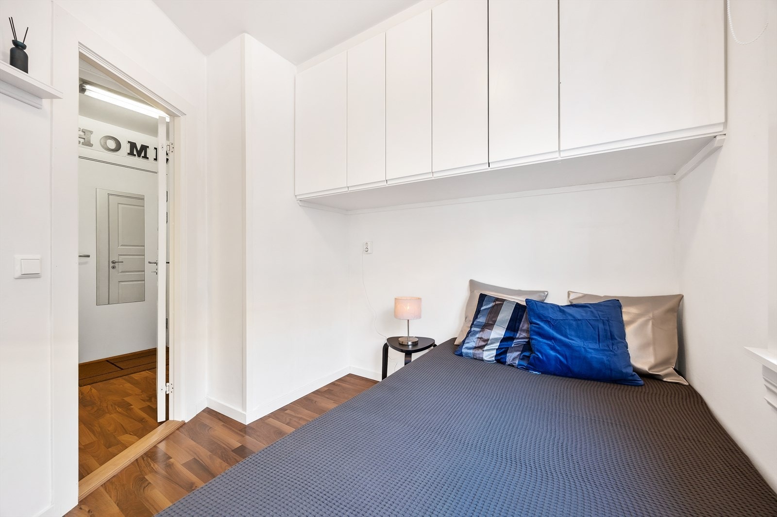 Soverom med plass til dobbeltseng og tilhørende nattbord Galleribilde