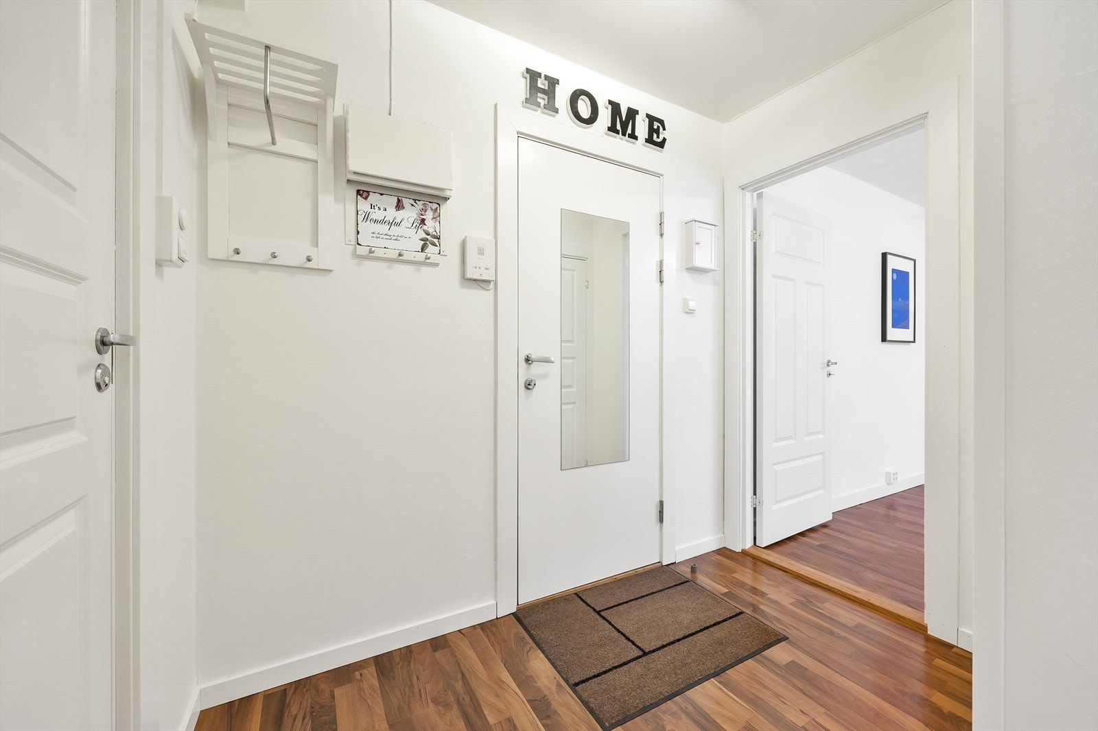 Dør-caller på vegg gjør det enkelt å slippe inn gjester. Herfra er det tilgang til alle rom i leiligheten Galleribilde