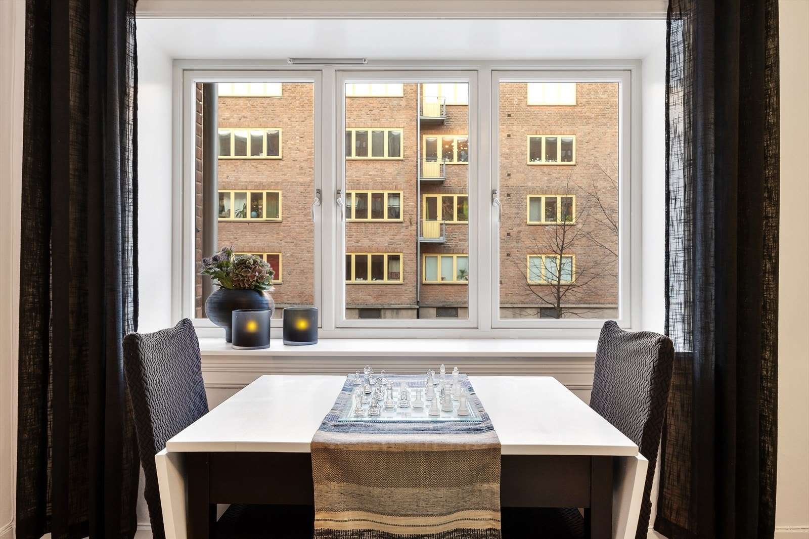 Store vindusflater med dype karmer sørger for godt med naturlig lysinnslipp inn i rommet Galleribilde