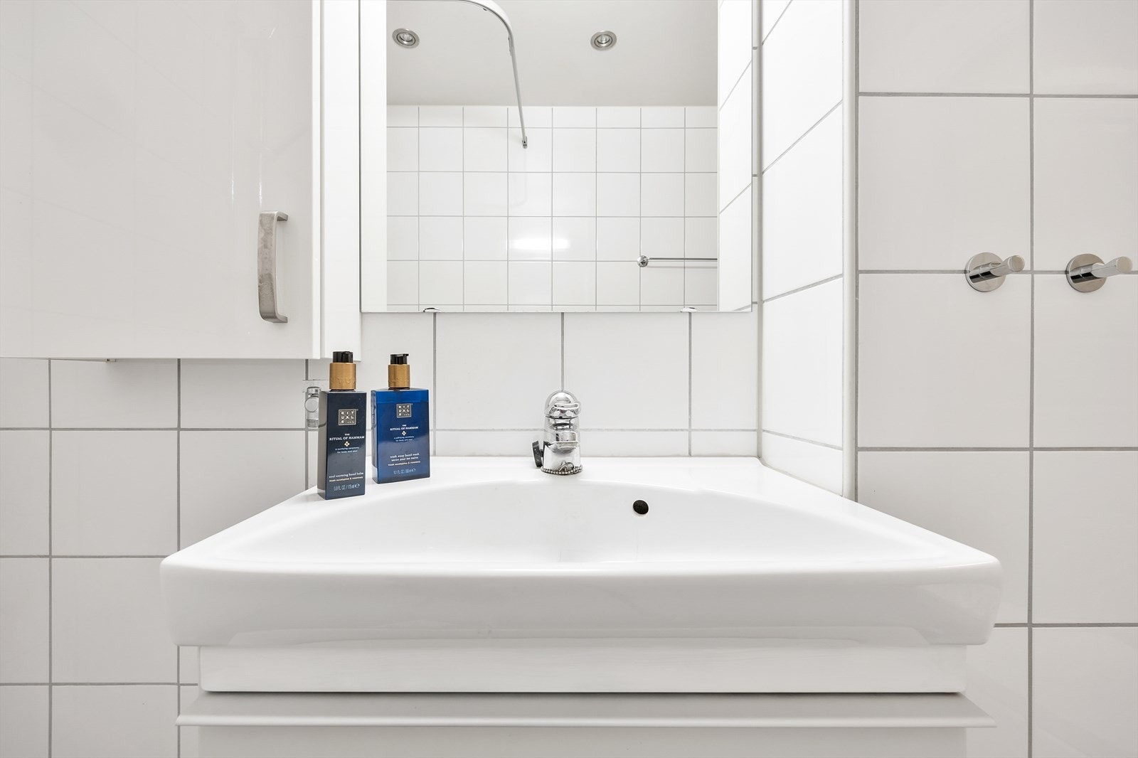 Innredningen består av veggheng toalett med integrert sisterne, servant med underskuff, speil, og veggskap Galleribilde