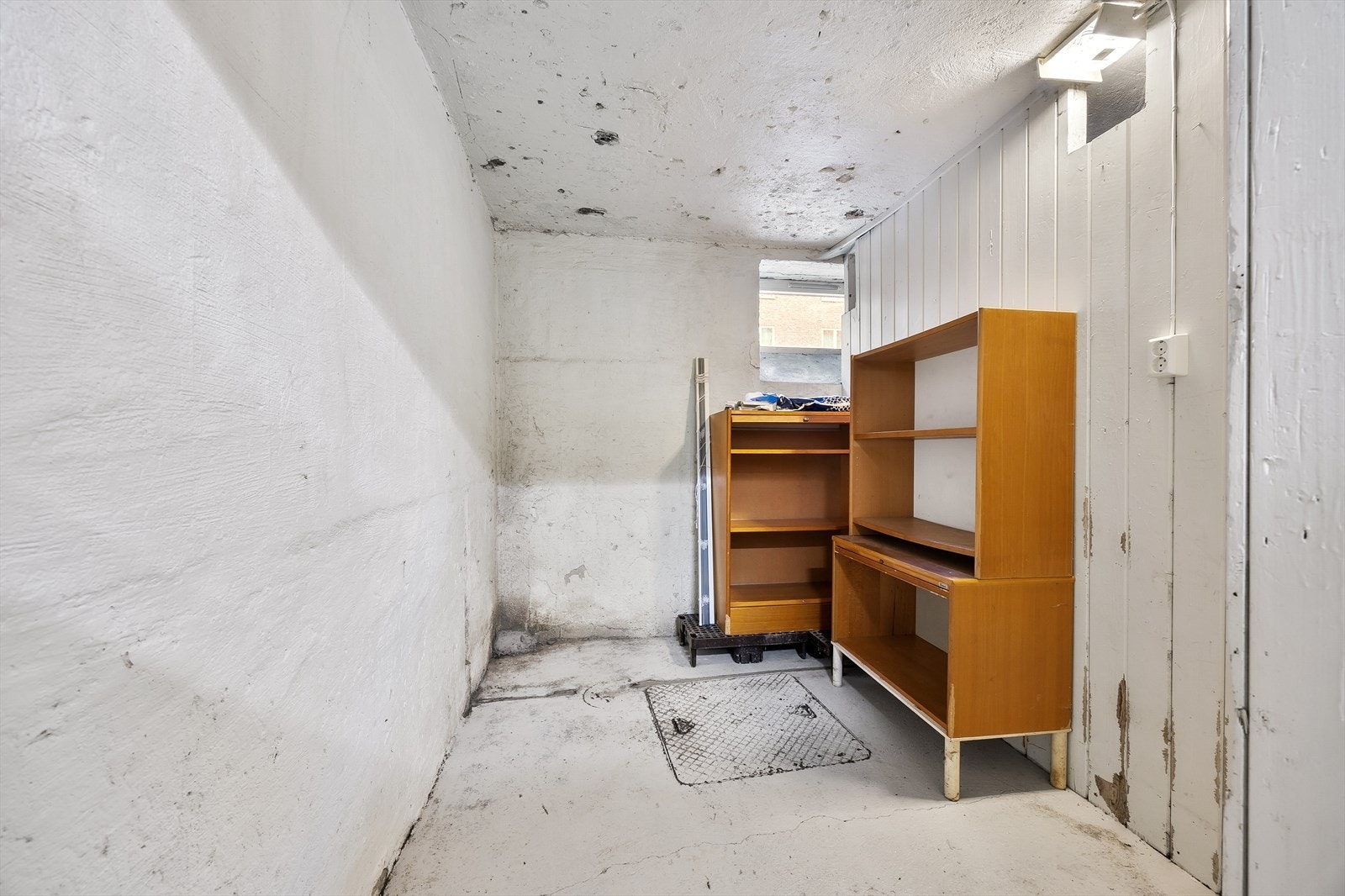 Leiligheten har godt med lagringsplass i tilhørende loft- og kjellerbod på totalt 12 m² Galleribilde