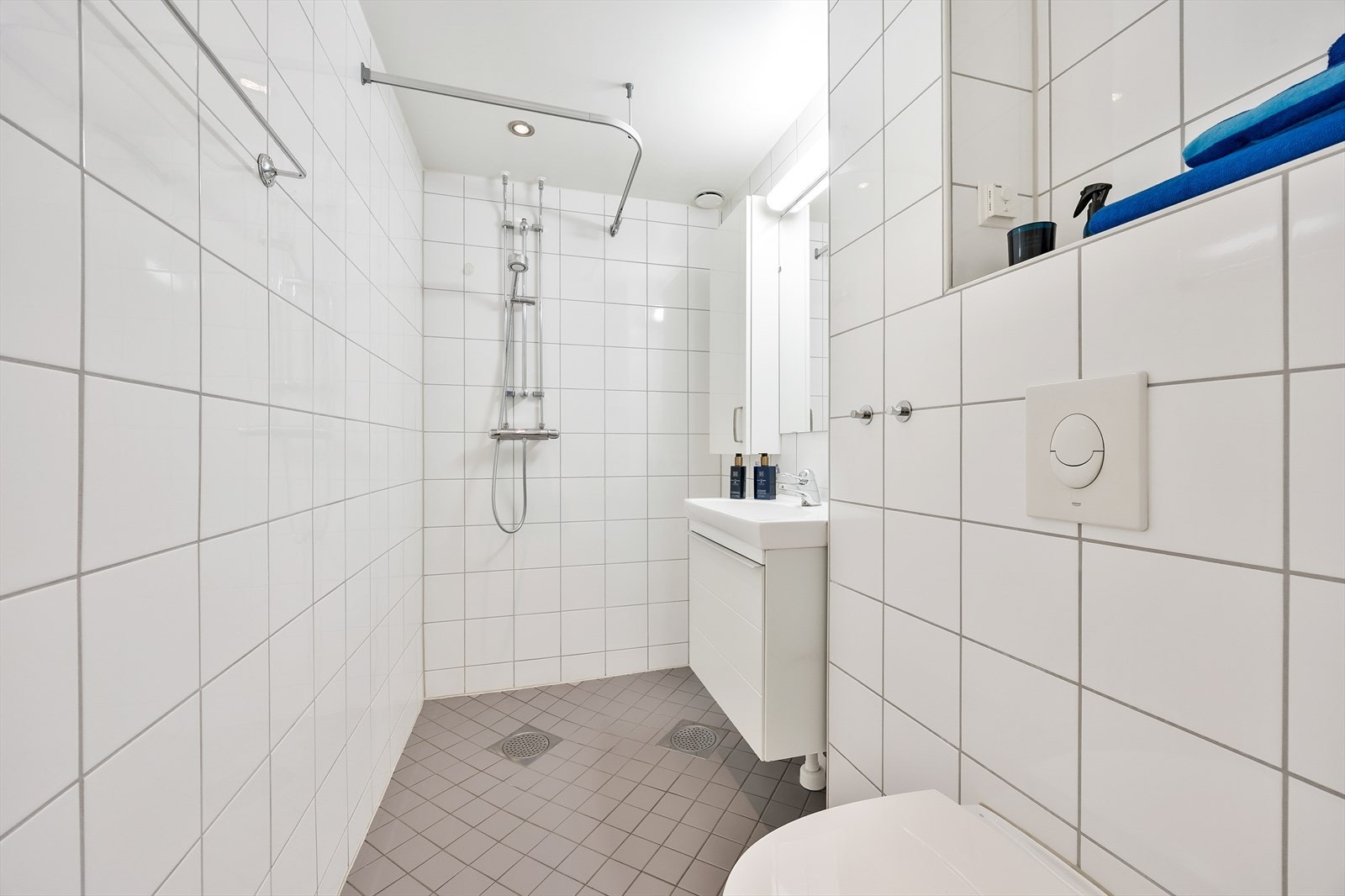 Lyst flislagt baderom med varmekabler i gulvet Galleribilde