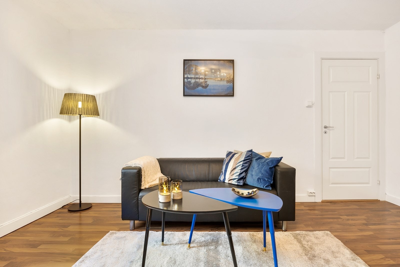 Det er god plass til å innrede med en sofagruppe, stuebord, spisegruppe, og mediemøbler Galleribilde