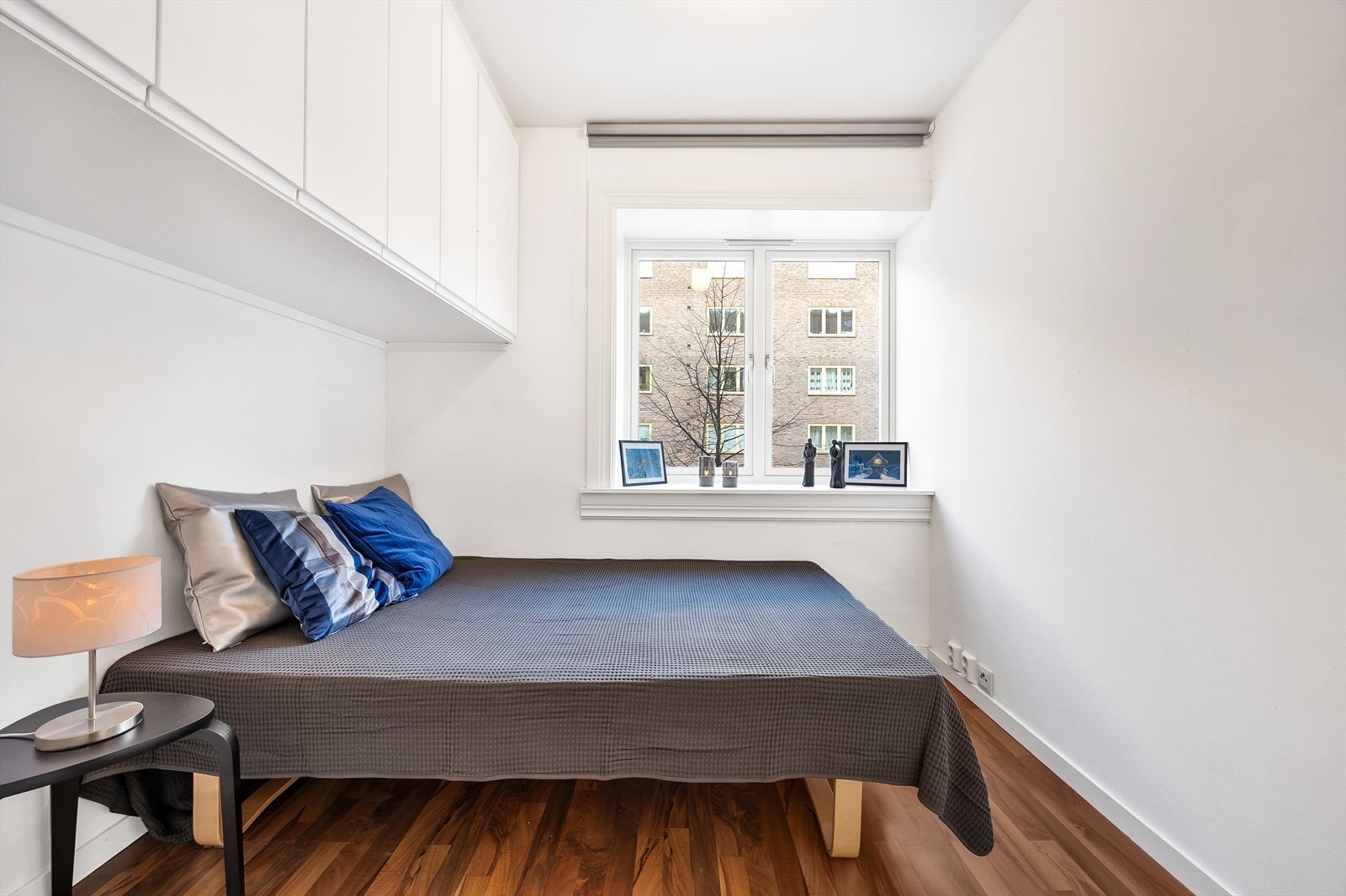 Langs vegg er det montert skap med god oppbevaringsplass Galleribilde