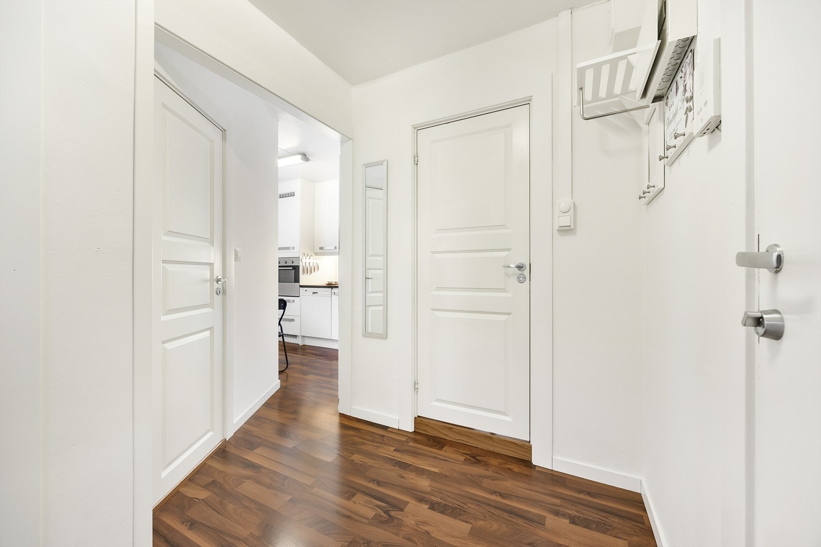 Velkommen inn! Lys og innbydende entré/gang med plass til å sette fra seg yttertøy og sko Galleribilde