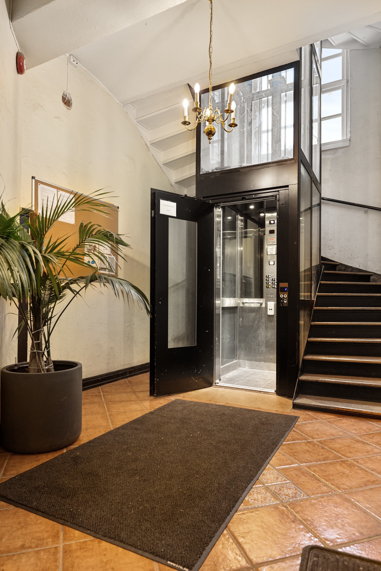 Representativt inngangsparti med heis i bygget. Galleribilde
