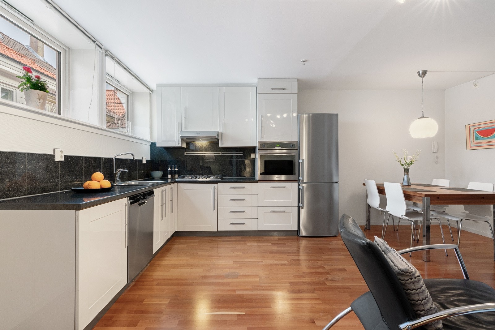 - Leiligheten ble renovert i forbindelse med opprettelse av sameie i 2003 og har standard fra renovering - Galleribilde