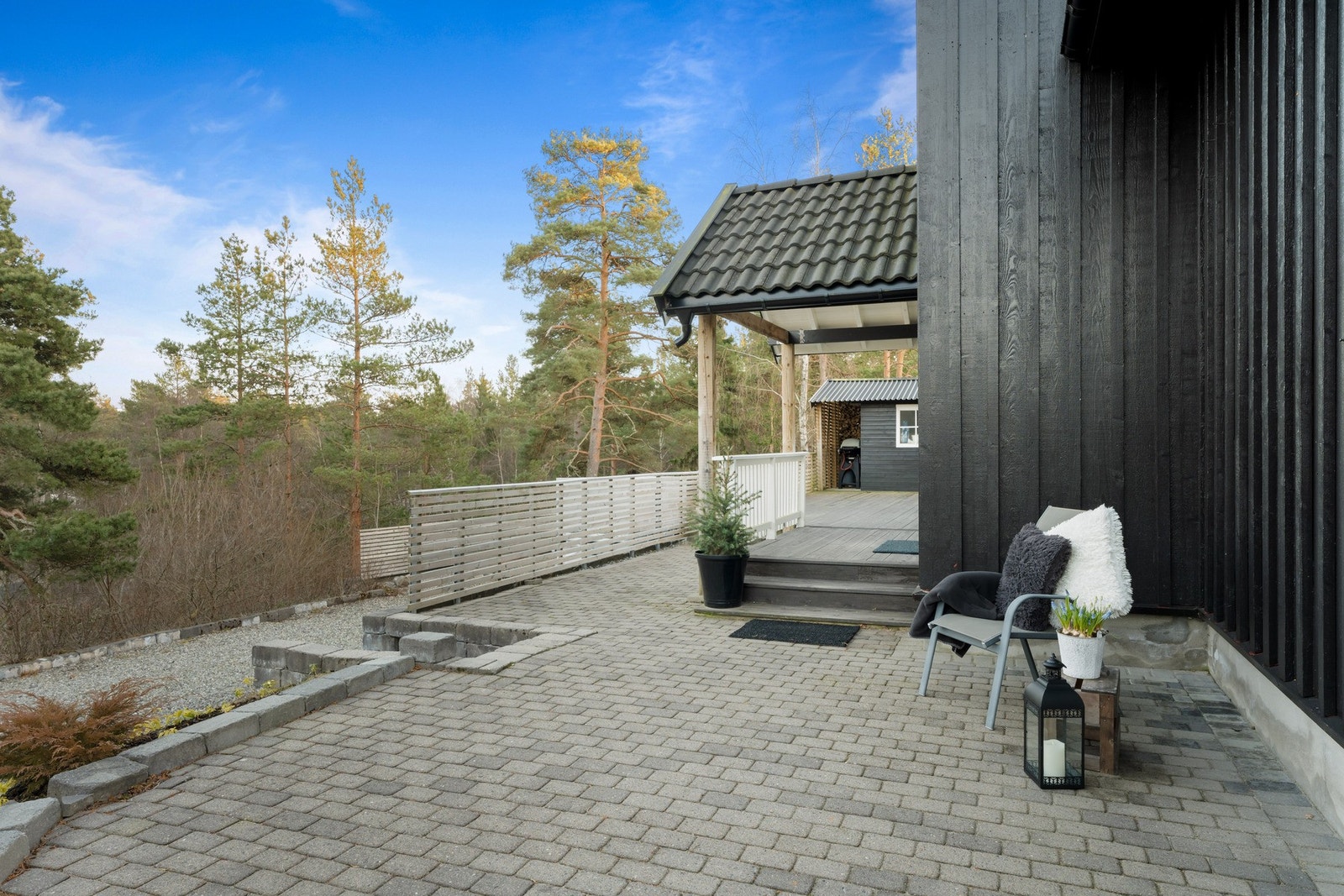 Stenbelagt inngangsparti. Inngangspartiet vender mot øst, og har gode solforhold tidlig om morgenen. Galleribilde