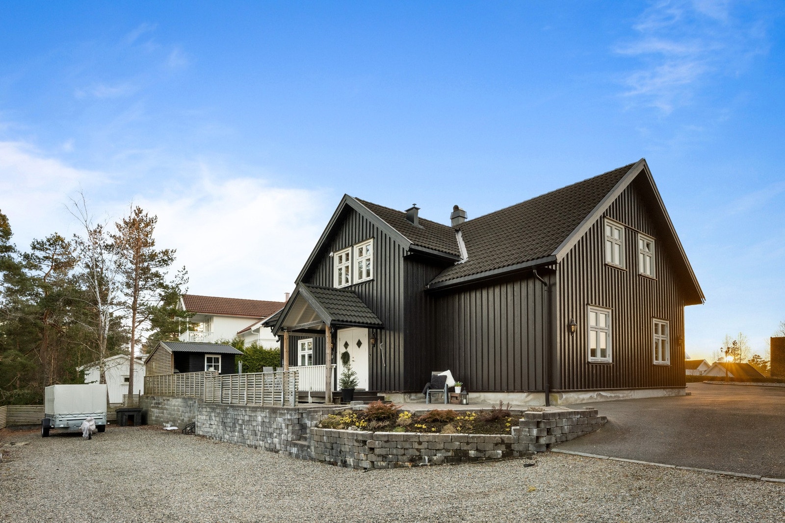 Huset er oppført på en stor tomt, med mye plass. Stor, gruslagt gårdsplass i bakkant med gode lagringsmuligheter. Galleribilde