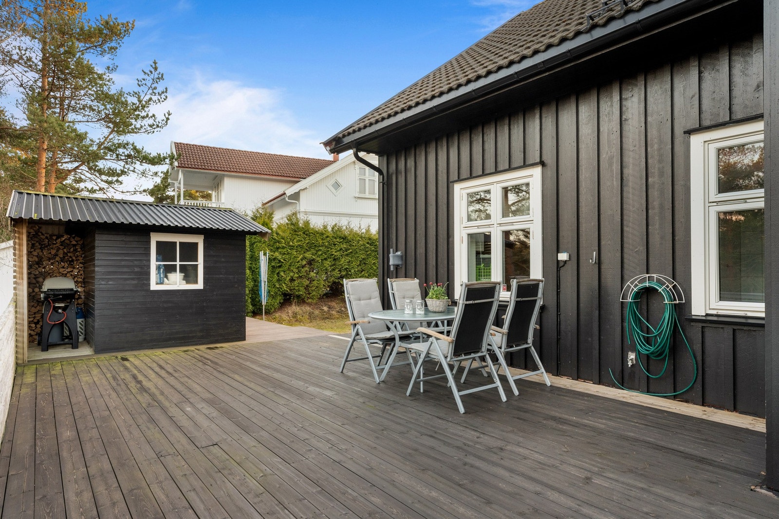 Praktisk utebod på tomten. Galleribilde