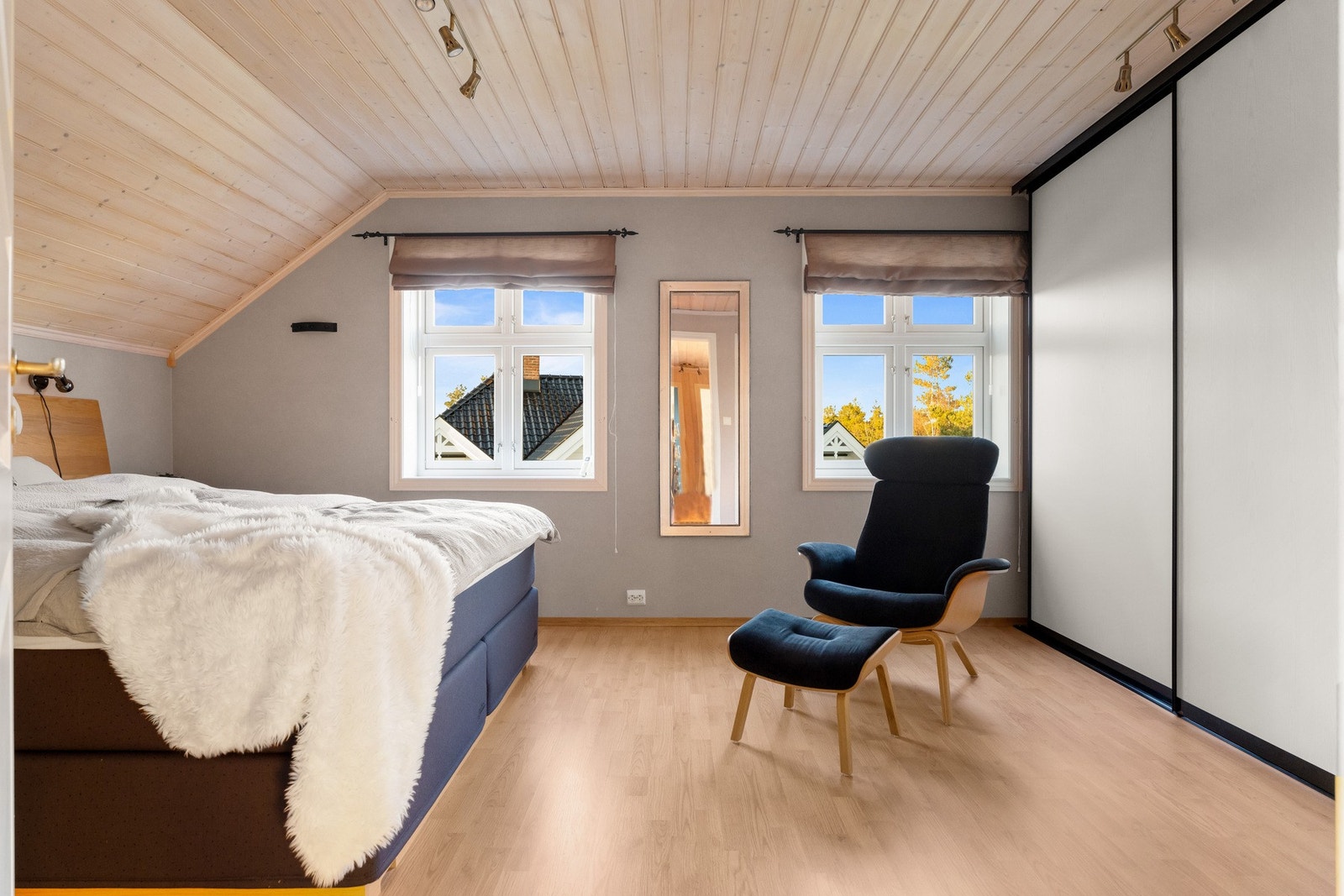 Her har man et soverom på over 20 kvadrat, med god garderobeløsning. Galleribilde