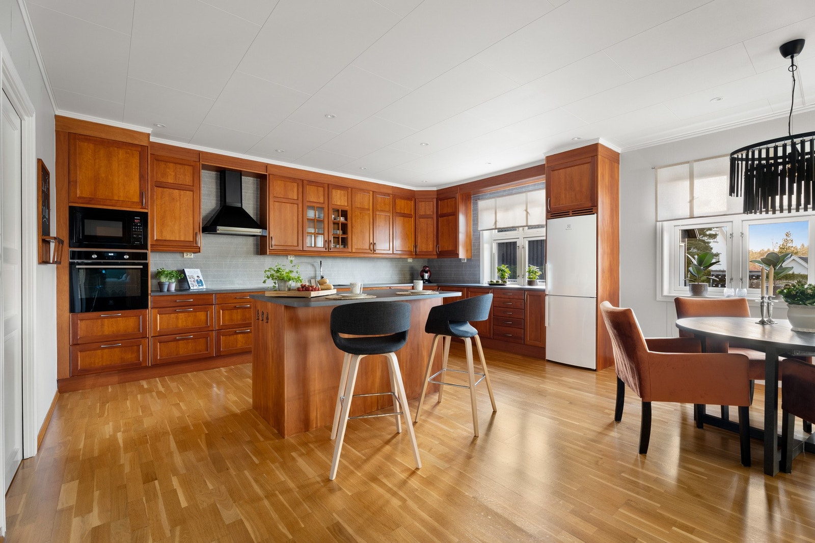 Hele 1. etasje har vannbåren gulvvarme, med unntak av kjølerommet. Kjøkkenet er oppgradert med nye kitchenboards og nye downlights i himlingen i senere tid. Galleribilde