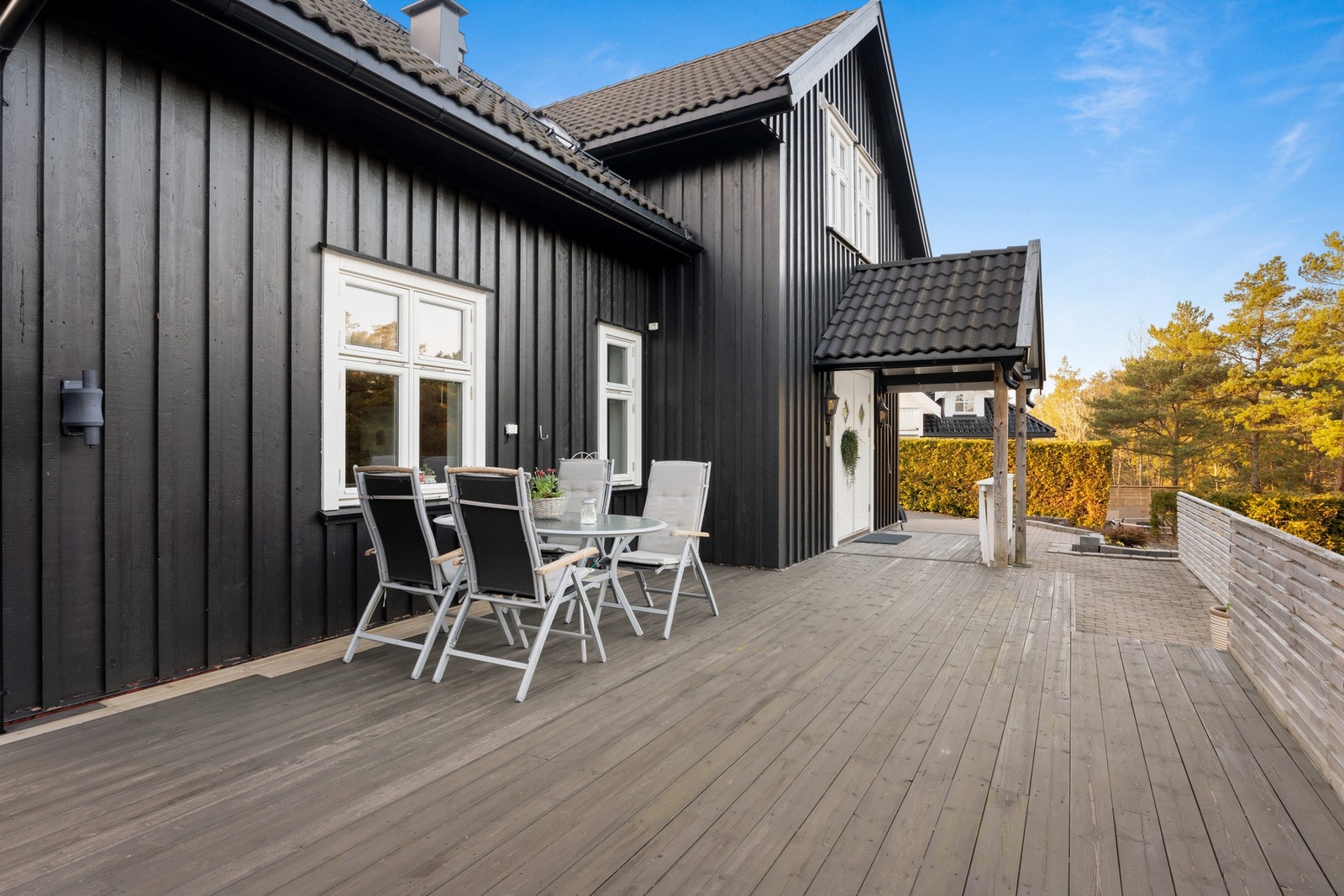 Her kan man flytte seg videre rundt huset etter solen. Galleribilde