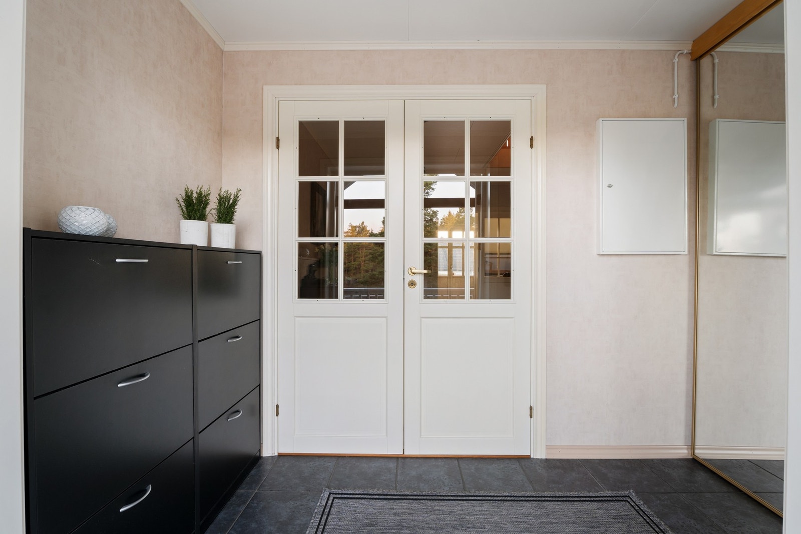 Nede i 1. etasje er det en fin entré med skyvedørsgarderobe. Entréen har flislagt gulv med varme. Galleribilde