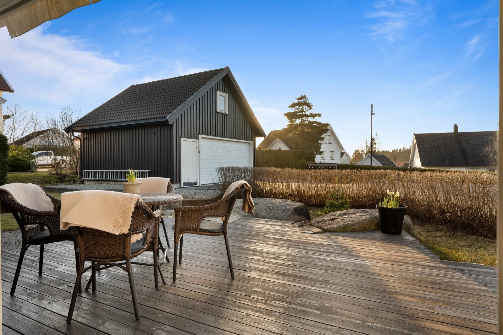 Dobbel garasje med laggringsloft. Det er utvendig trapp opp til loftet på garasjen. Galleribilde