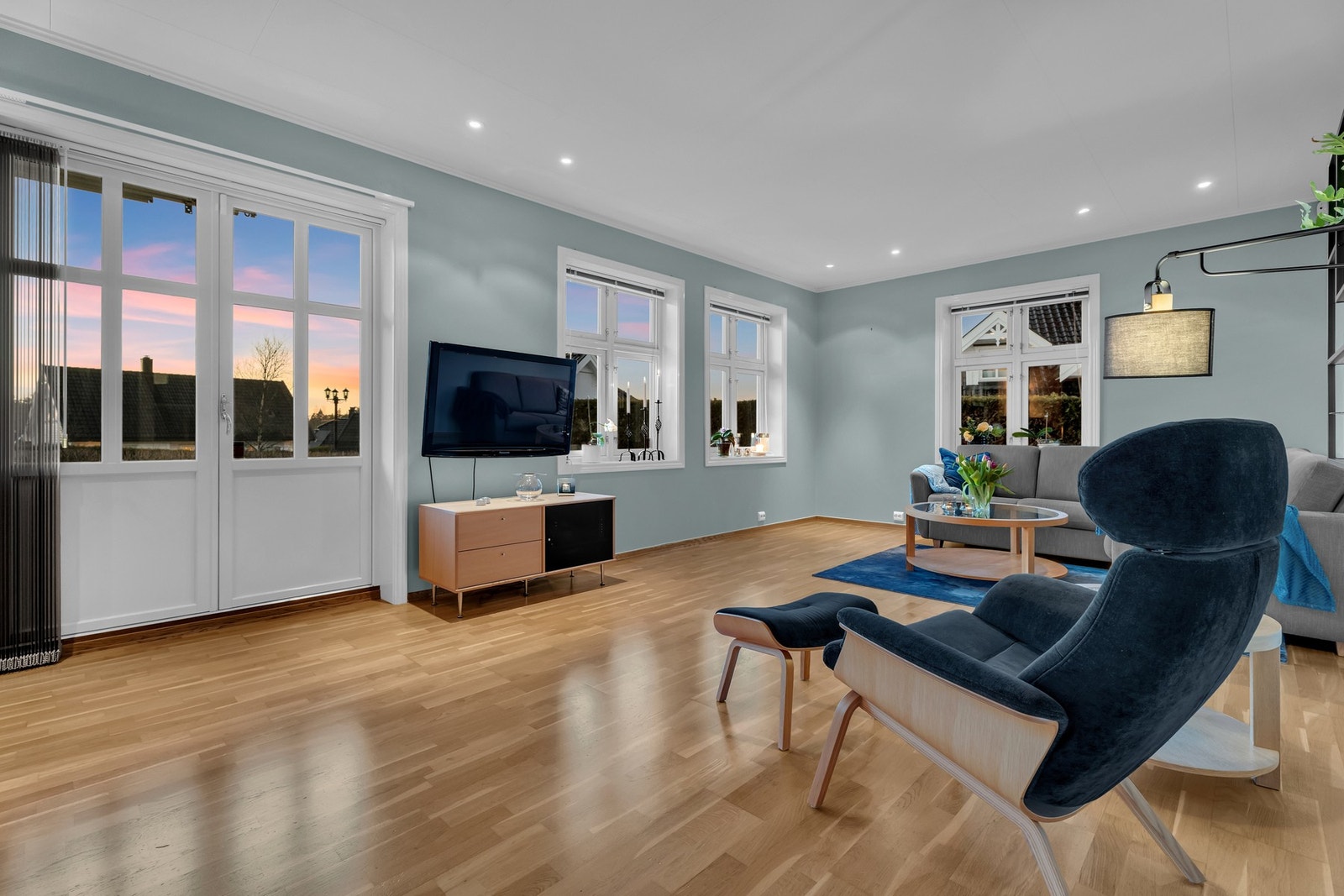 Huset har en praktisk planløsning med stue, kjøkken, bad, vaskerom, kjølerom og soverom i 1. etasje. Galleribilde