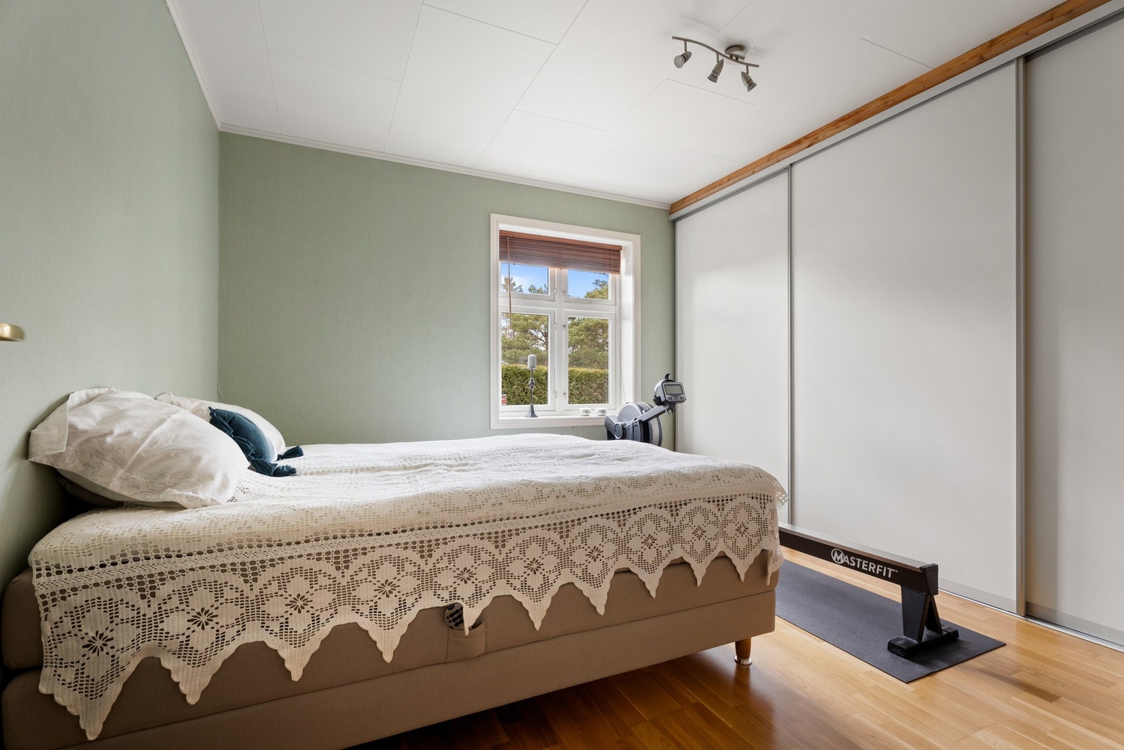 Stort soverom i 1. etasje på 15,5 kvadrat. Soverommet er utstyrt med en stor skyvedørsgarderobe. Galleribilde