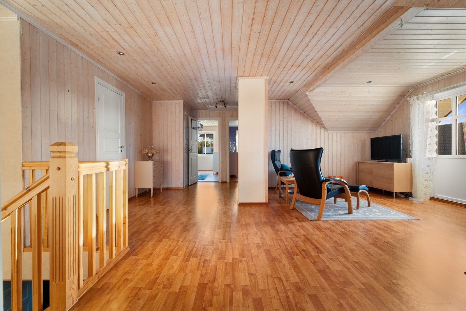 Oppe i boligens 2. etasje er det stue, bad, 2 kott og 3 soverom. Galleribilde