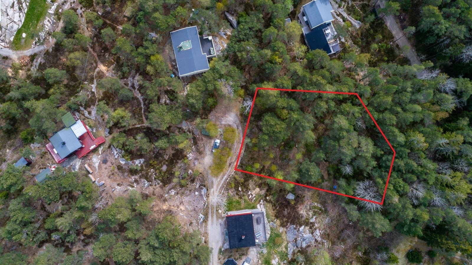 Grovt skisserte grenser. Se vedlagt kart og informasjon fra kommunen i salgsoppgave for mer nøyaktighet. Deler av eiendommen har i dag stipulerte grenser Galleribilde