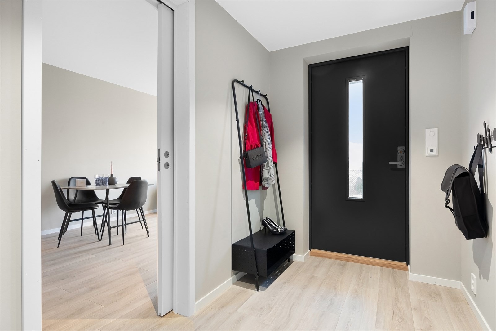 Velkommen inn i en romslig entré på ca. 7 kvm. Galleribilde