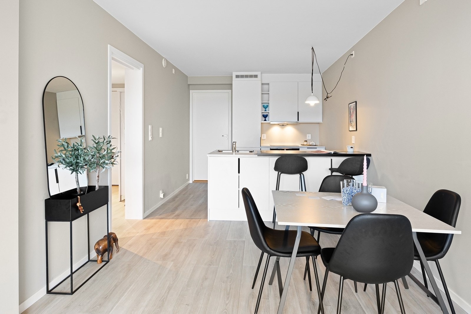 Alle rom i leiligheten med unnatak av soverom og teknisk rom har elektriske varmekabler i gulv. Galleribilde