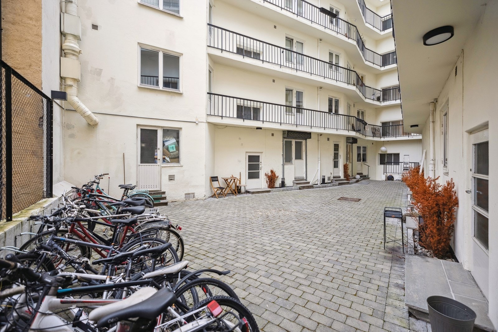 Bakgård. Galleribilde