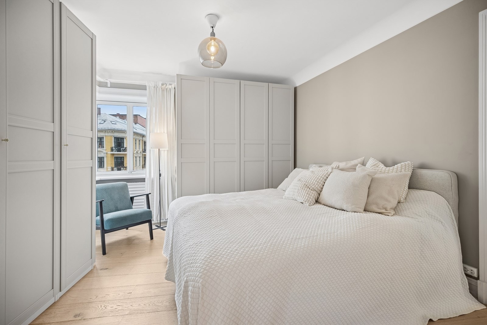 Meget innbydende og romslig soverom med god plass til dobbeltseng med tilhørende nattbord. Galleribilde
