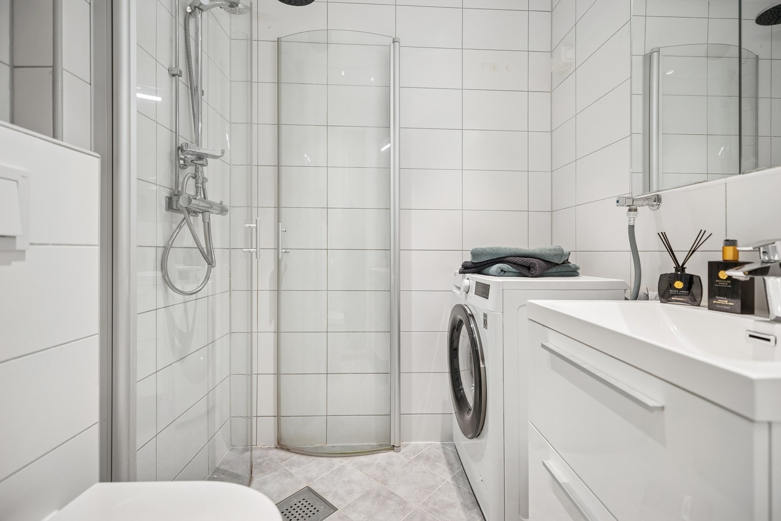 Badet er totalrenovert i 2016 i regi av sameiet og er innredet med servantskap med glatte, folierte fronter og heldekkende servant, speilskap med lysarmatur på vegg over servant og toalett. Galleribilde