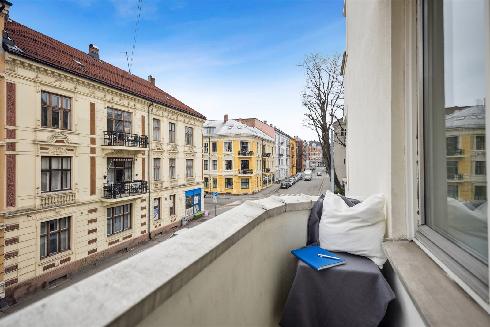 Hyggelig balkong med plass til stoler og bord. Perfekt til morgen kaffen! Galleribilde