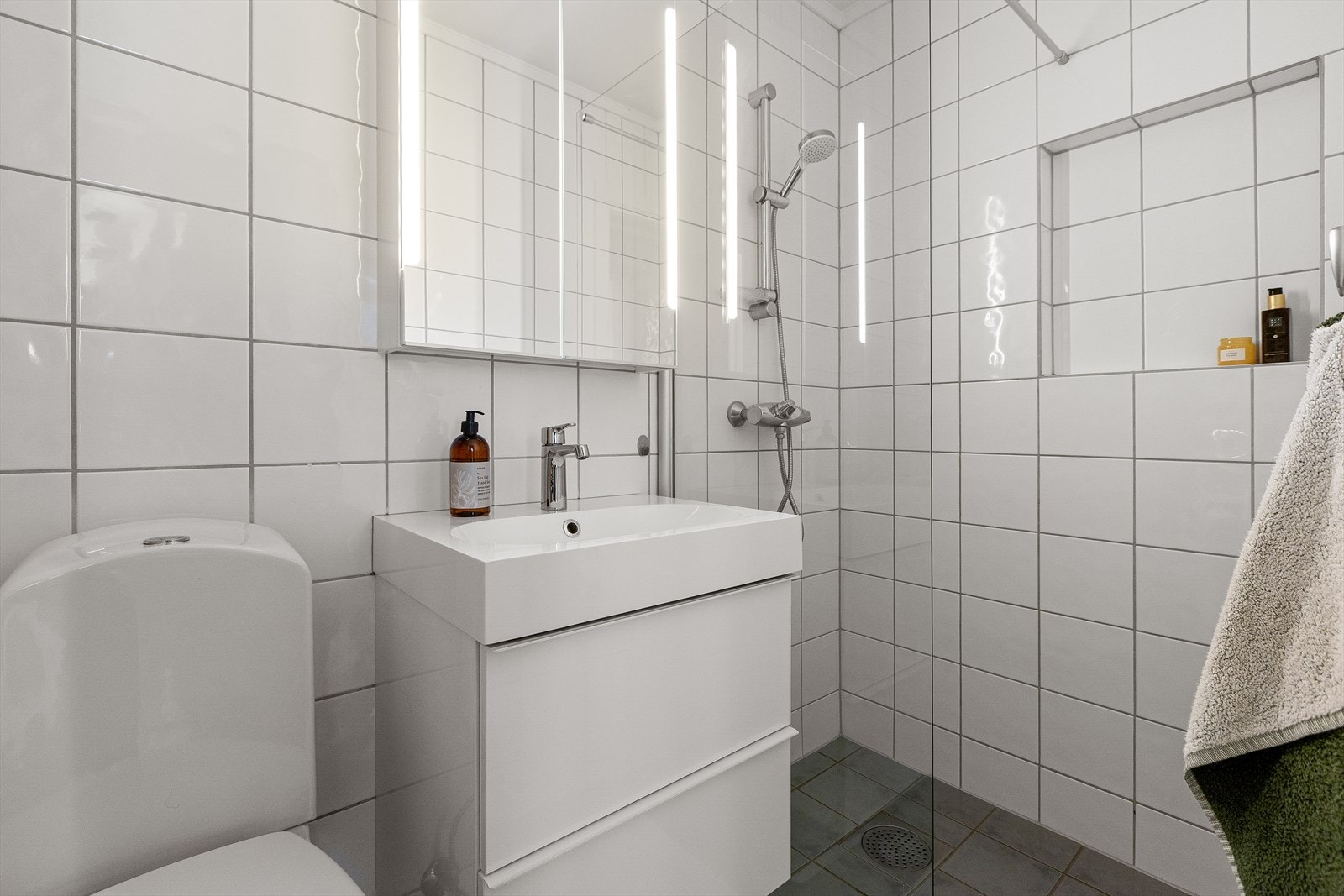 Baderommet har tidløse flis- og materialvalg. Galleribilde