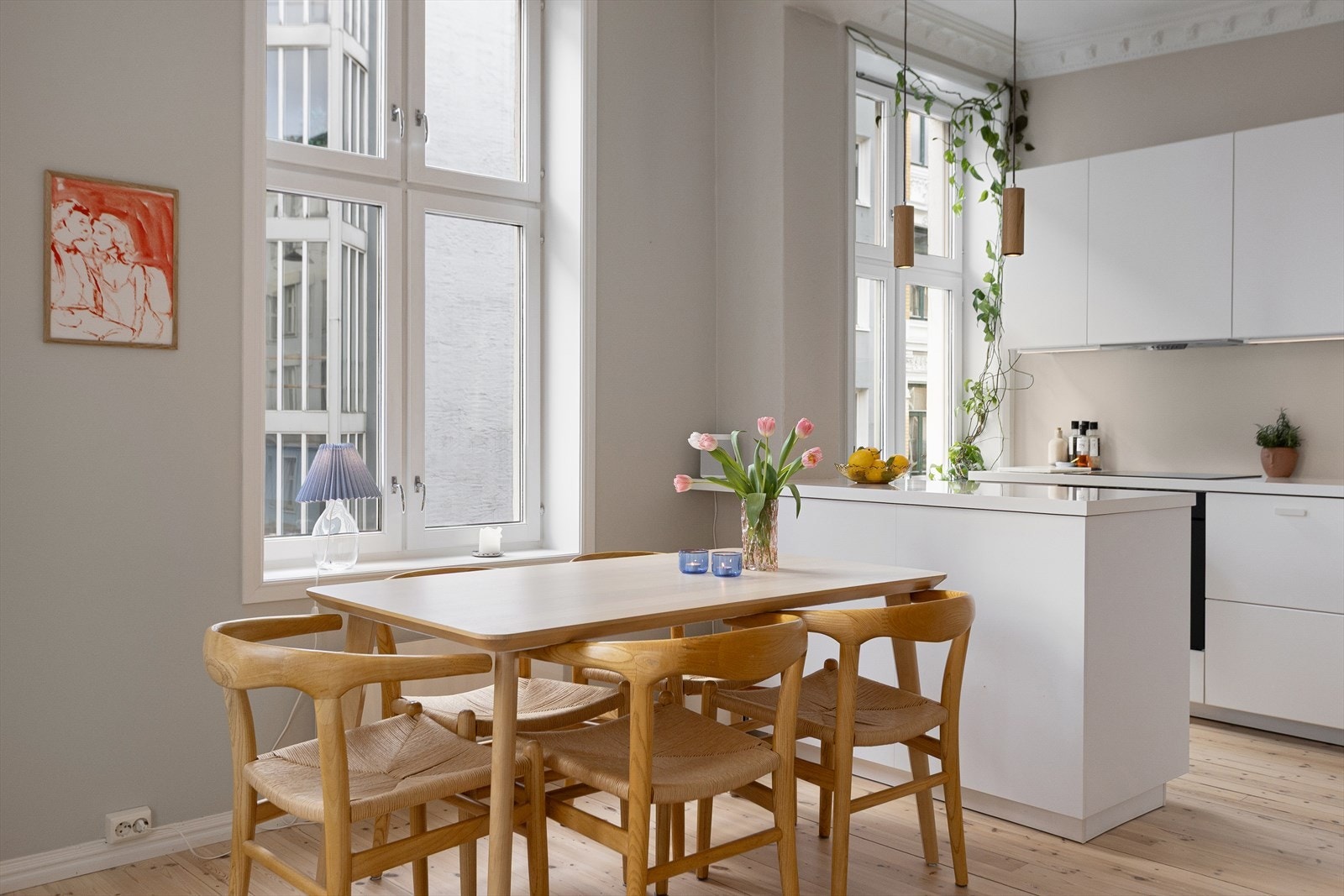 God plass til spisegruppe, sofa og mediemøblement Galleribilde