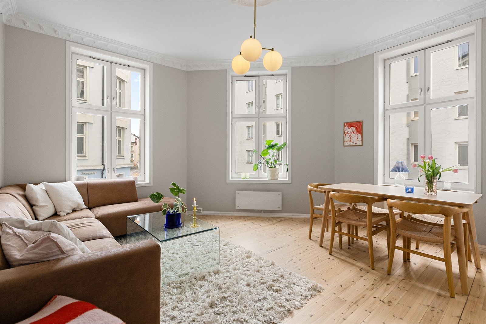 God plass til spisegruppe, sofa og mediemøblement Galleribilde