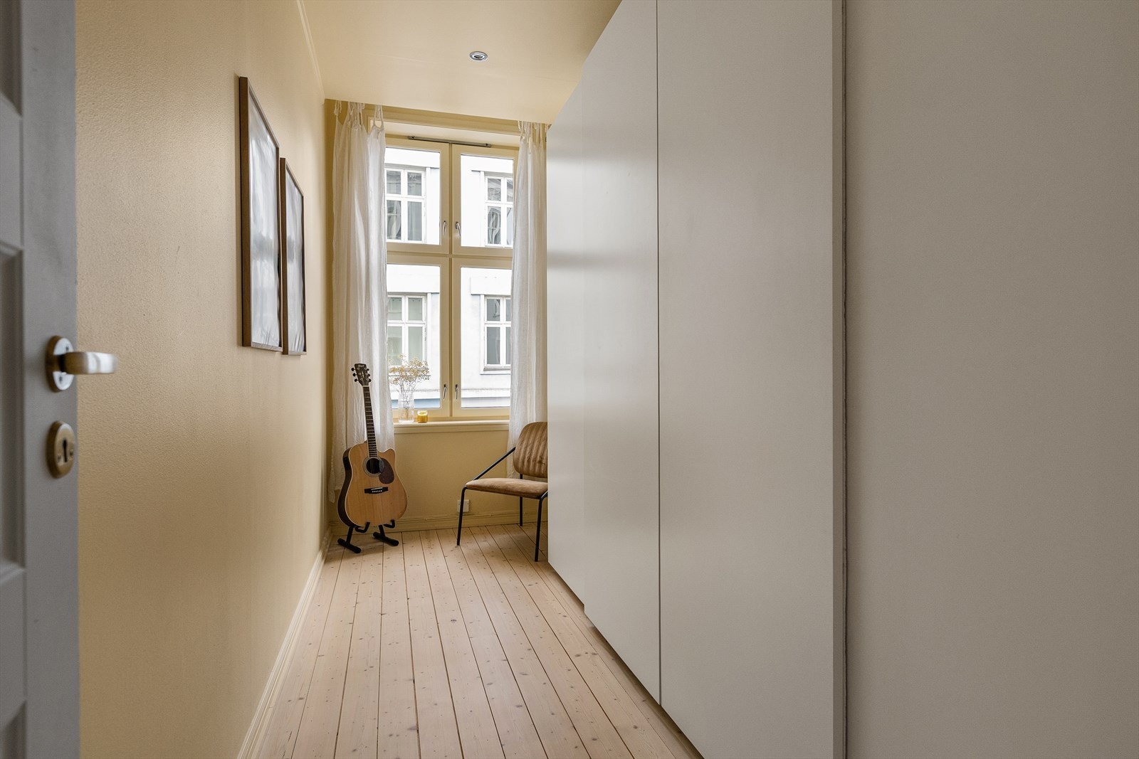 Det andre soverommet brukes i dag som garderobe, men det passer ypperlig til hjemmekontor, gjesterom eller barnerom Galleribilde