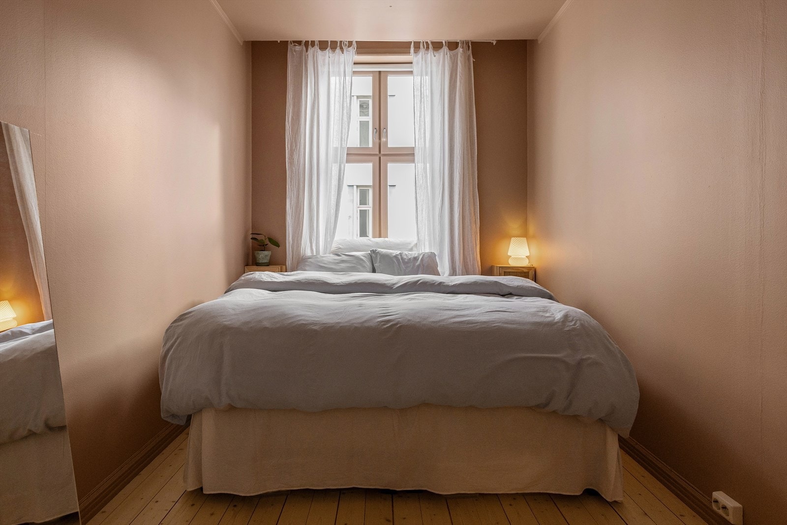 Stort hovedsoverom vendt mot rolig, enveiskjørt gate Galleribilde