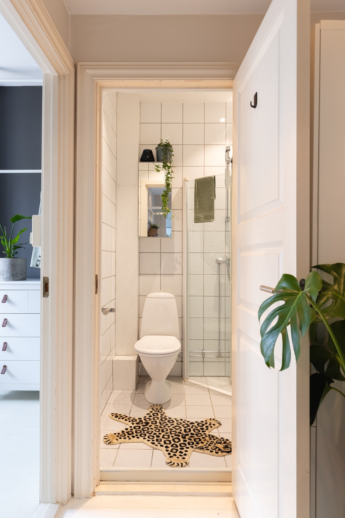 Pent, flislagt bad med behagelige varmekabler i gulvet. Galleribilde