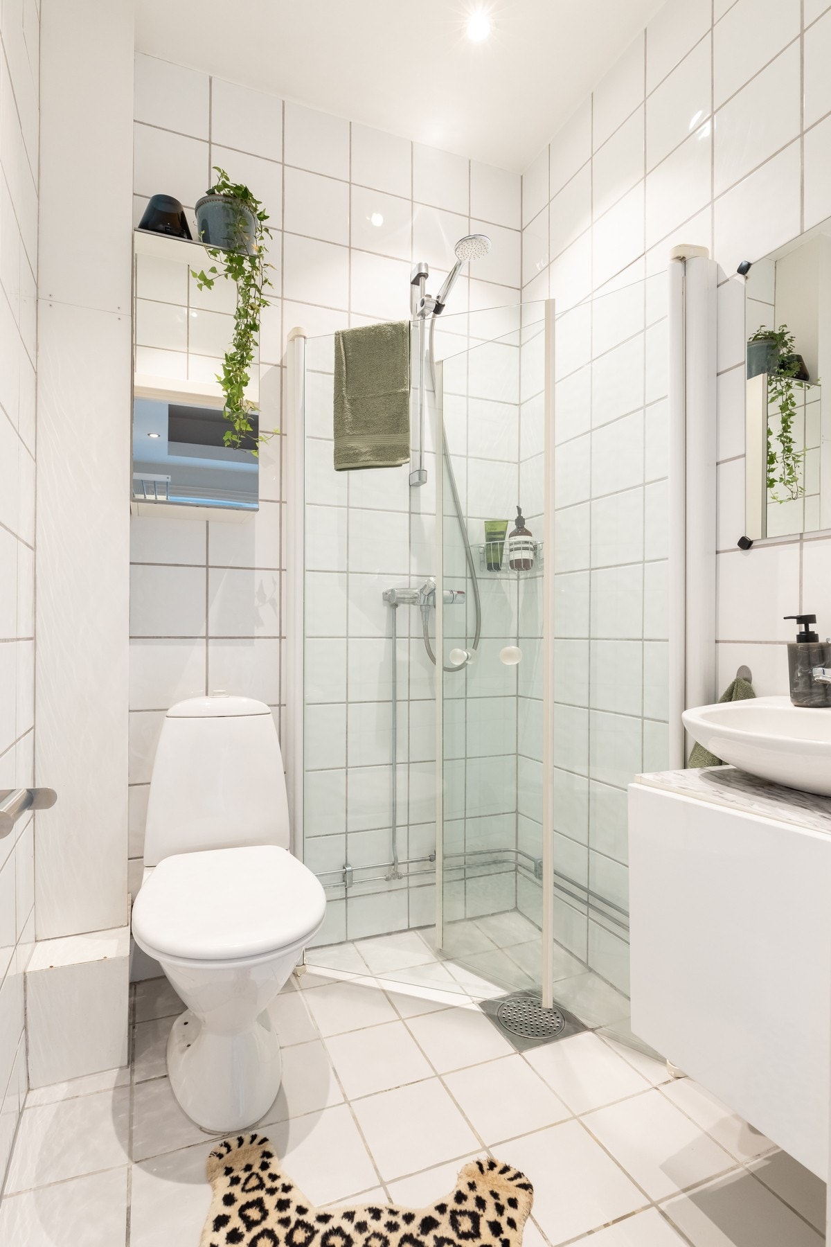 Innredningen består av servant med underskap, speil med belysning og toalett. Galleribilde