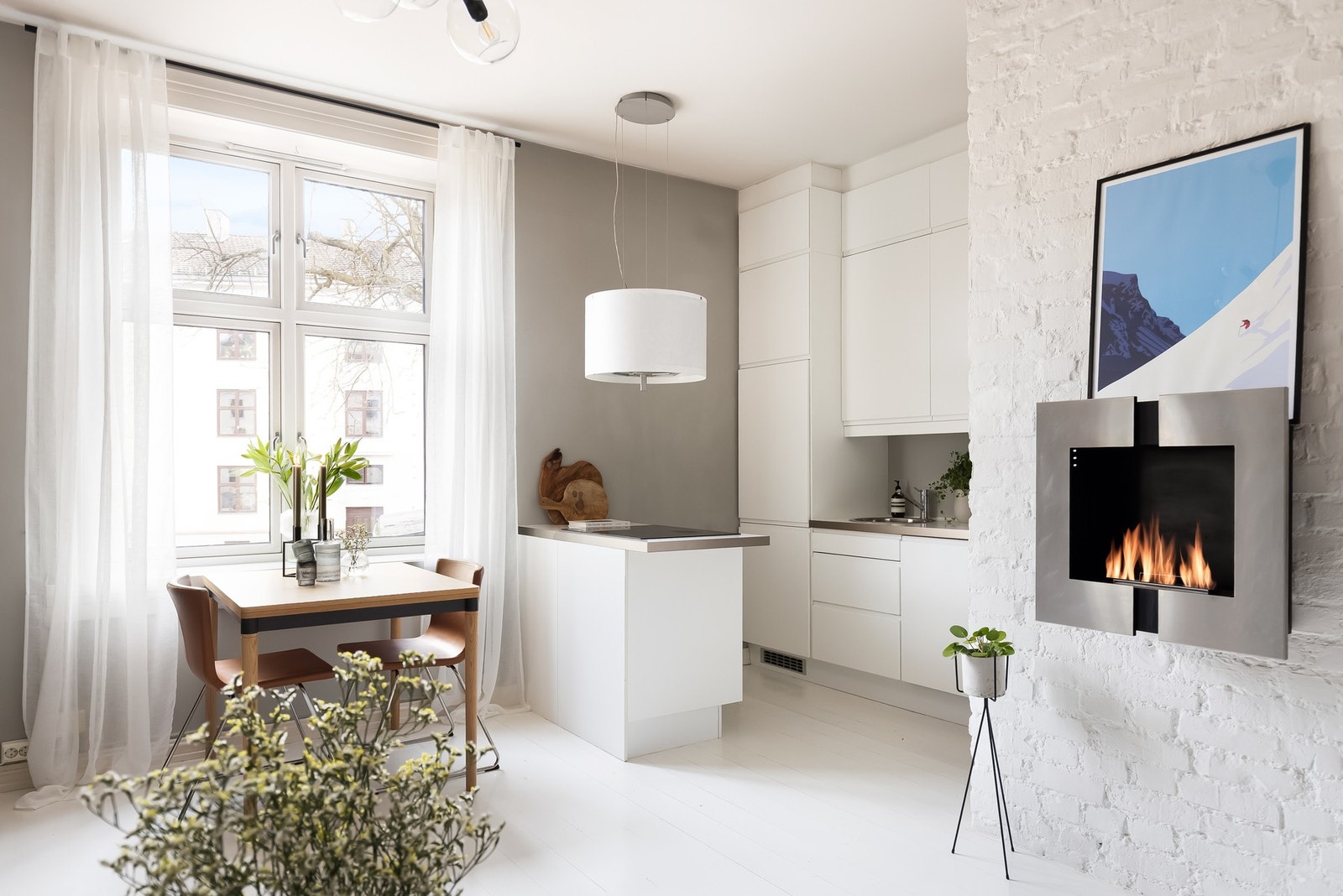 Kjøkkenet er i en åpen løsning mot stuen, men gir likevel en fin soneinndeling ved hjelp av kjøkkenøyen. Galleribilde