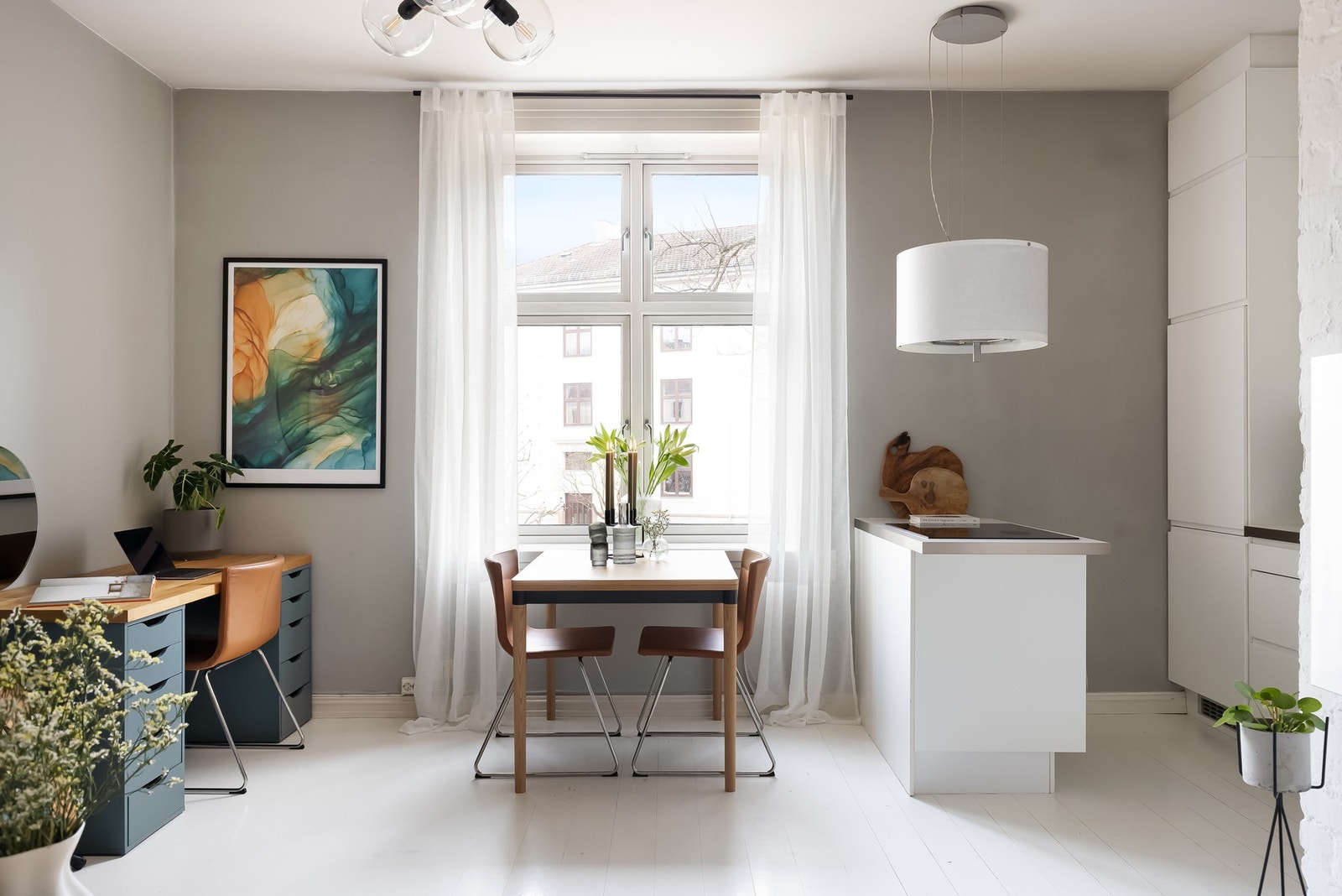 Den store vindusflaten med dype karmer kombinert med takhøyden på 2,82 meter gir en lys og luftig romfølelse. Galleribilde