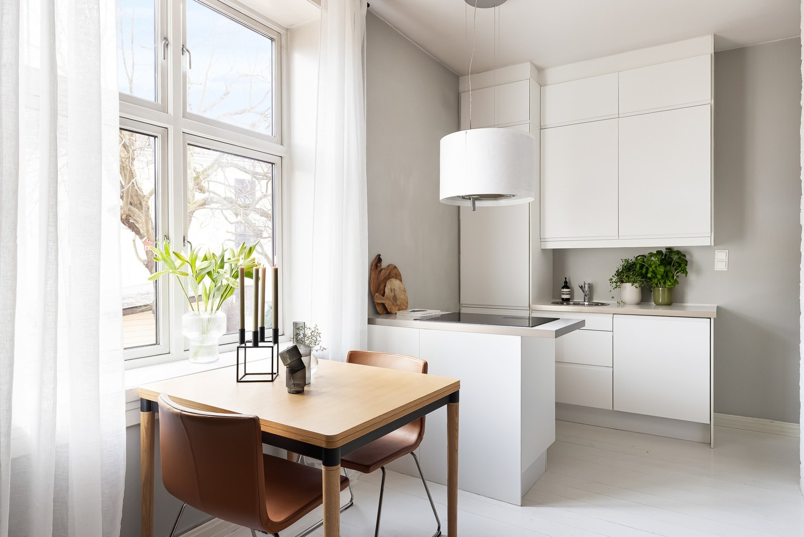 Her kan du nyte det hyggelige utsynet utover den frodige bakgården. Galleribilde