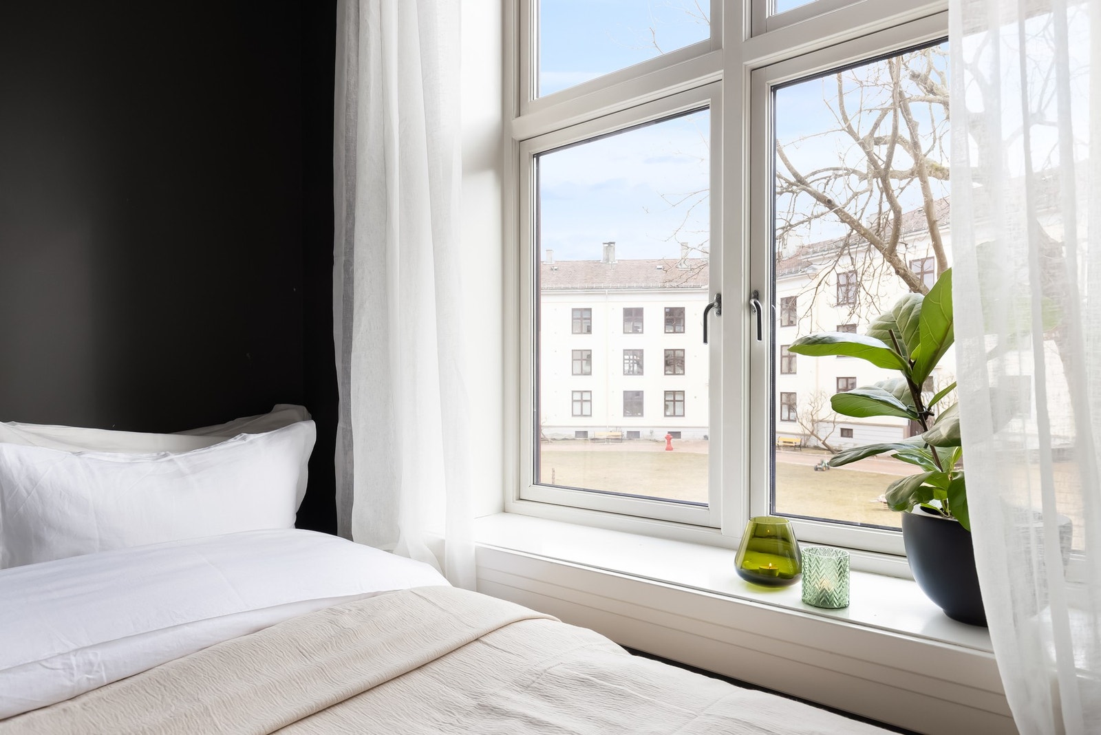 Rommet vender mot bakgården, så her er alt lagt til rette for en god natts søvn. Galleribilde