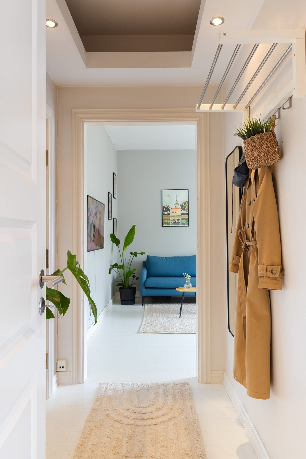 Velkommen inn! Det første du vil møte i leiligheten er en innbydende og lys entré som skaper et godt førsteinntrykk av leiligheten. Galleribilde