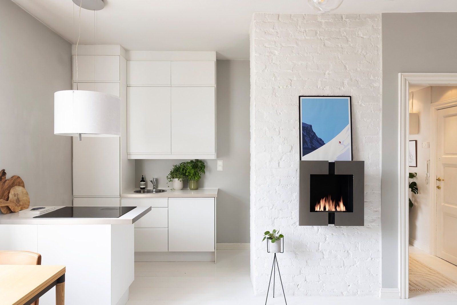 IKEA-kjøkkenet er fra 2010 og er godt utnyttet med mye skap- og benkeplass. Galleribilde